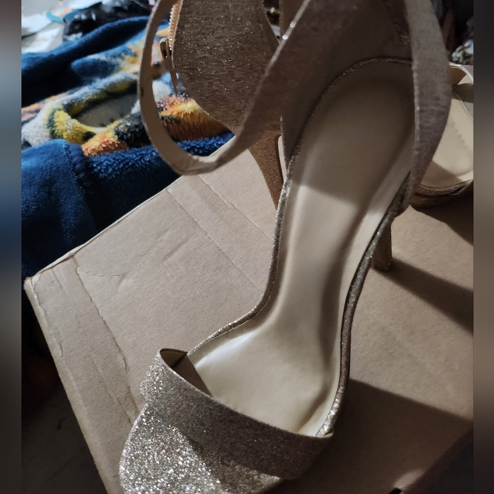 Size 9 glitter gold 4 inch sandals